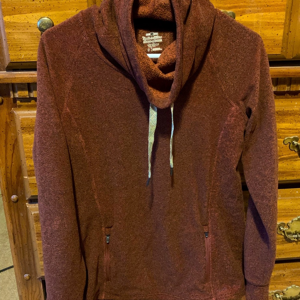 Size Small Burgandy Sweater! Flattering fit